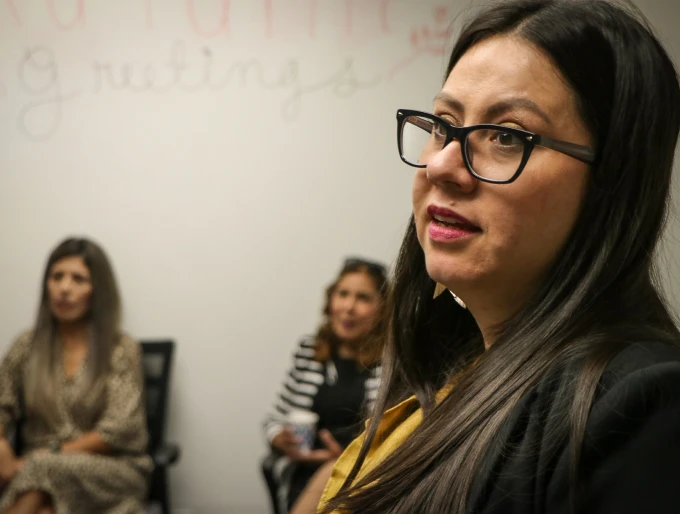 La Familia woman wear glasses