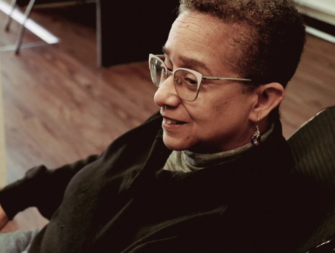 La Familia woman sit